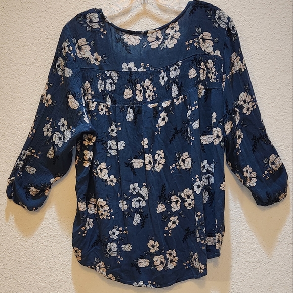 TORRID Size 1 Cute Blue and White Floral Long Sleeves EUC Top - Picture 13 of 13
